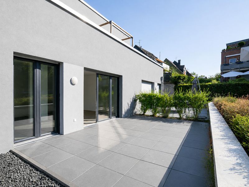 Komfortable, bezugsfreie Erdgeschosswohnung mit Fußbodenheizung und Terrasse!